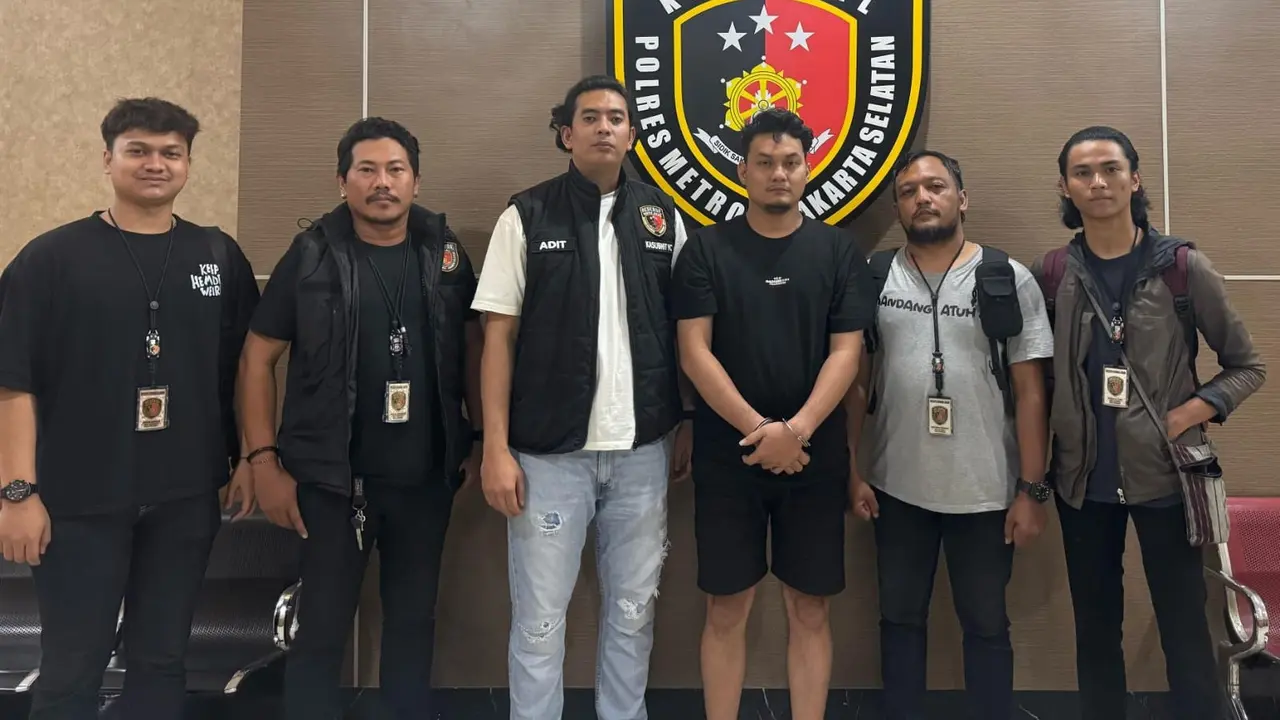 Pihak Polres Metro Jakarta Selatan menangkap pelaku curanmor yang membawa satu unit mobil yang terparkir di area perkantoran kawasan TB Simatupang.