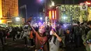 Warga memadati Car Free Night (CFN) pada malam pergantian tahun baru 2023 di kawasan Bundaran Hotel Indonesia, Jakarta, Sabtu (31/12/2022). Banyak warga yang berkumpul merayakan pergantian tahun baru sambil berswafoto, menikmati kuliner, berjalan hingga bersepeda santai. (Liputan6.com/Angga Yuniar)