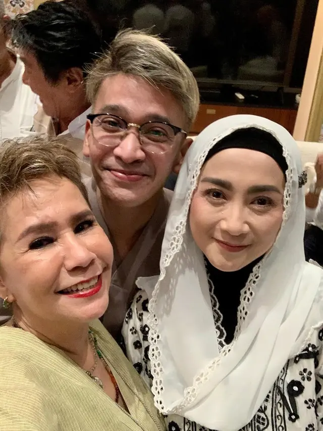 6 Potret Desy Ratnasari Halalbihalal Bareng Artis Lawas, Ruben Onsu Ikut Hadir