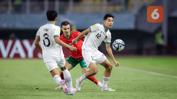 <p>Pemain Timnas Indonesia U-17,&nbsp;Welber Jardim (kanan) berusaha mengontrol bola dari jangkauan pemain Timnas Maroko U-17 dalam laga pamungkas Grup A Piala Dunia U-17 2023 yang berlangsung di Stadion Gelora Bung Tomo, Surabaya, Kamis (16/11/2023). (Bola.com/Bagaskara Lazuardi)</p>