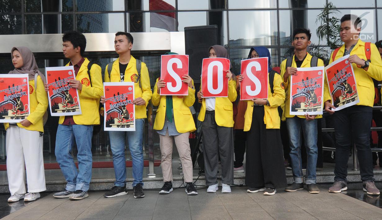 Perwakilan mahasiswa dari berbagai universitas membentangkan poster saat menggelar aksi dukungan terhadap KPK di Gedung Merah Putih, Kamis (12/9/2019). Aksi dilakukan sebagai bentuk penolakan terhadap perubahan Undang-undang Komisi Pemberantasan Korupsi atau revisi UU KPK. (merdeka.com/Dwi Narwoko)