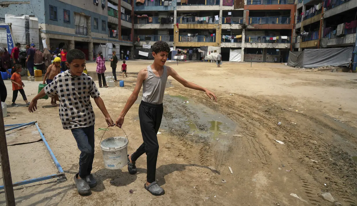 Di tengah kondisi kelaparan yang parah, warga Gaza juga menghadapi krisis air bersih untuk minum dan kebutuhan sehari-hari. (AP Photo/Jehad Alshrafi)