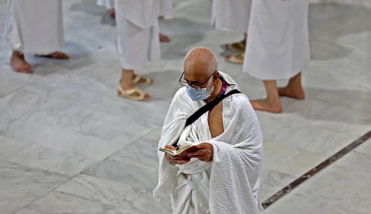 Umat Muslim mengenakan masker di Masjidil Haram, kota suci Makkah, Kamis (27/2/2020). Suasana Masjidil Haram berjalan sebagaimana biasanya pascapengumuman Pemerintah Arab Saudi melarang sementara jemaah umrah ke Tanah Suci terkait pencegahan penyebaran virus korona. (Abdulghani BASHEER/AFP)