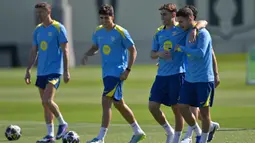Kali ini, pertemuan kedua tim tersebut di pertandingan leg pertama babak perempat final Liga Champions 2025/2026 yang berlangsung di Camp Nou, Kamis (9/4/2026) dini hari WIB. Tampak dalam foto, para pemain Barcelona saat menghadiri sesi latihan menjelang pertandingan leg pertama perempat final Liga Champions 2025/2026 melawan Atletico Madrid di lapangan latihan Joan Gamper, Sant Joan Despi, dekat Barcelona, pada Selasa 7 April 2026. (MANAURE QUINTERO/AFP)