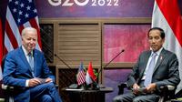 Presiden Joko Widodo dan Presiden Amerika Serikat (AS) Joe Biden saat melakukan pertemuan bilateral di Nusa Dua, Bali (14/11/2022). Jokowi mengucapkan selamat datang kepada Biden. Jokowi mengapresiasi kedatangan Biden di KTT G20. (AFP/Saul Loeb)