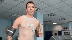 Striker Kroasia, Mario Mandzukic tiba di markas Juventus di Turin untuk menandatangani kontrak dan menjalani tes medis. (Juventus.com)