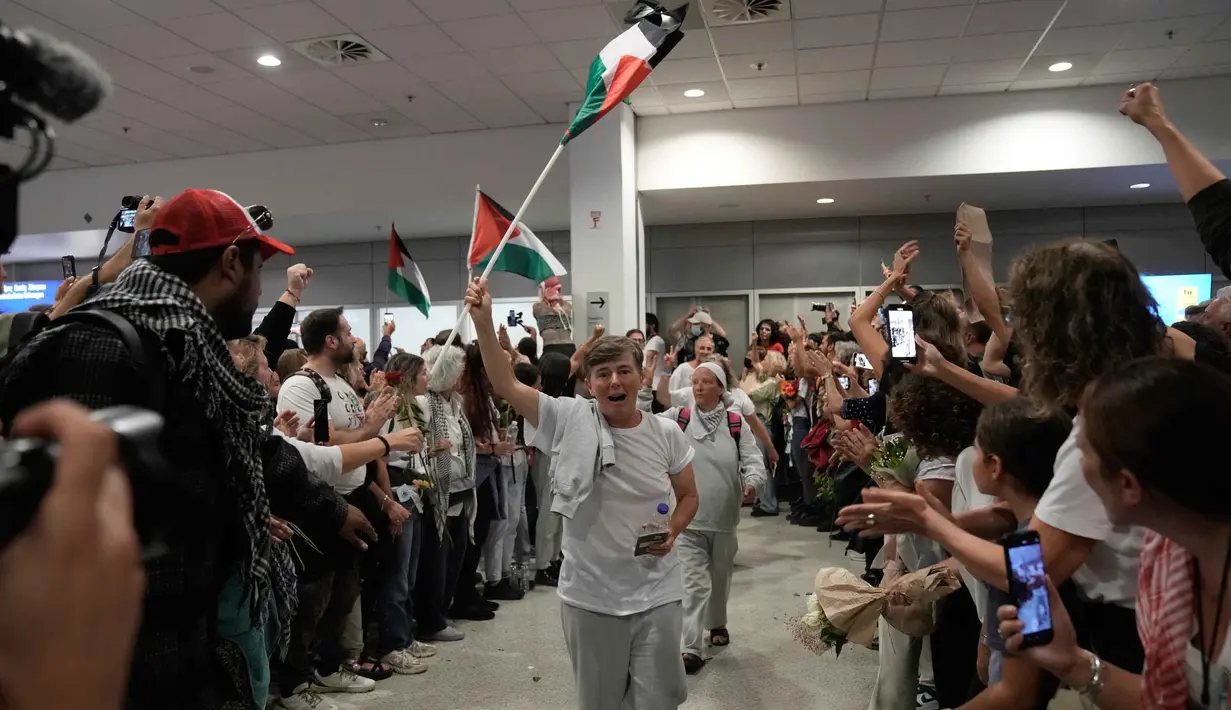 Mereka tiba di Yunani usai dideportasi oleh Israel setelah berupaya mengirimkan bantuan kemanusiaan ke Gaza melalui jalur laut. (AP Photo/Petros Giannakouris)