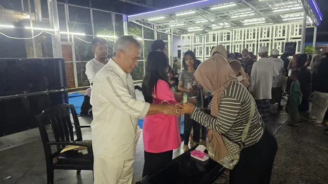 Tokoh masyarakat Depok, H Doni memberikan santunan kepada anak yatim di wilayah Cimanggis, Depok
