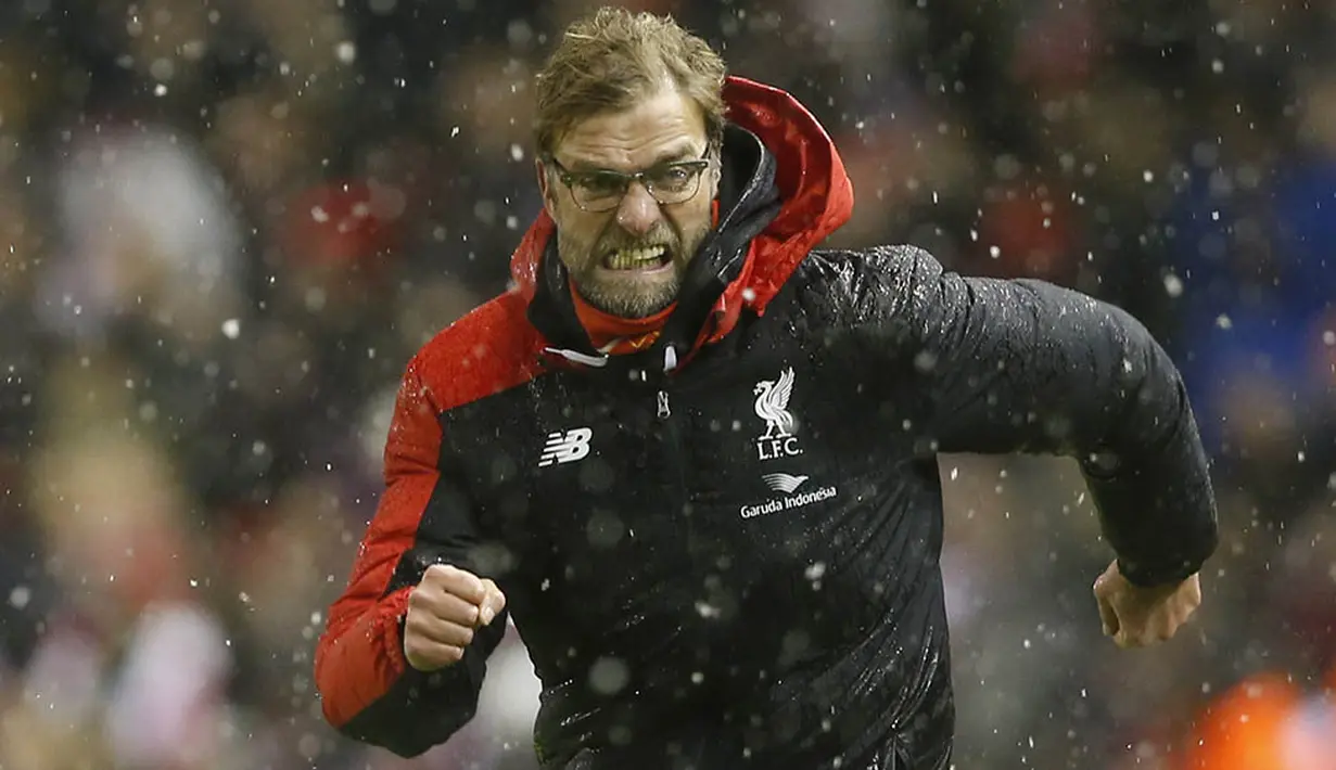 Pelatih Liverpool, Juegen Klopp, merayakan gol yang dicetak Joe Allen ke gawang Arsenal pada laga Liga Premier Inggris di Stadion Anfield, Inggris, Rabu (13/1/2016). Kedua tim bermain imbang. (Reuters/Carl Recine)