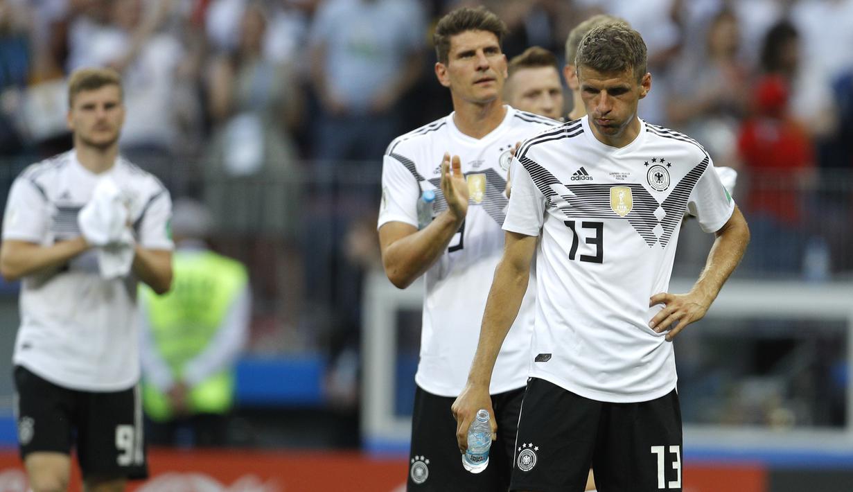 Gelandang Jerman, Thomas Mueller, tampak sedih usai dikalahkan Meksiko pada laga Grup F Piala Dunia di Stadion Luzhniki, Moskow, Minggu (17/6/2018). Jerman kalah 0-1 dari Meksiko. (AP/Victor Caivano)