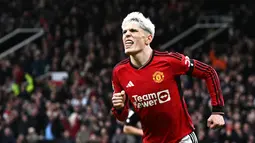 Alejandro Garnacho memborong dua gol dan menjadi bintang kemenangan saat Manchester United melumat West Ham United pada pekan ke-23 EPL 2023/2024. Pada laga yang digelar di Old Trafford ini, The Red Devils sukses menaklukkan The Hammers dengan skor 3-0. (AFP/Paul Ellis)