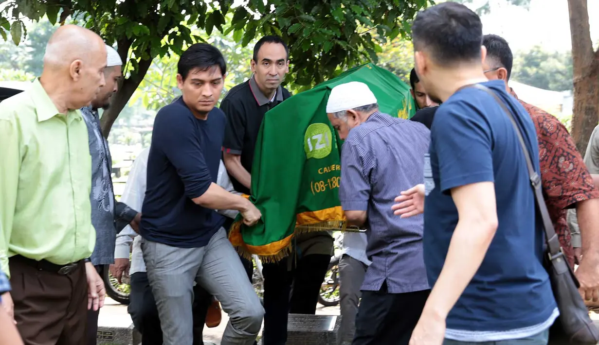 "Kemarin Mamah saya meninggal Sabtu, 18.30 WIB. Sempat dirawat 8 bulan, kanker paru-paru. Sebulan ini dirawat di Indonesia, kita sudah lakukan semampu kita untuk penangganan medis, tapi Allah berencana lain,” ucap Lucky Hakim. (Deki Prayoga/Bintang.com)
