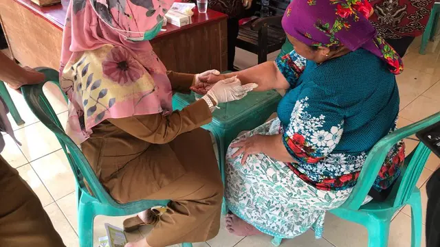 Petugas sedang memeriksa pasien diduga kusta di Dusun Pondok Asem Jengkok, Indramayu, Jawa Barat, Selasa (5/7/2022).