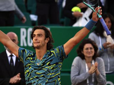 Petenis Italia, Lorenzo Musetti merayakan kemenangan atas petenis Serbia, Novak Djokovic pada babak 16 besar Monte Carlo Open 2023 di Monte Carlo, Jumat (14/04/2023) dini hari WIB. Musetti menang dengan skor 4-6, 7-5, 6-4. (AFP/Valery Hache)