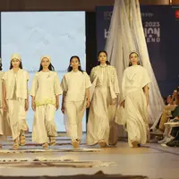 Irmasari Joedawinata meluncurkan koleksi  Le Fleur Resort / 23 yang terinspirasi dari bunga
liar pesisir yang tumbuh di bebatuan di tepi pantai. Dengan detail warna putih dan kuning, dengan sentuhan teknik hand embroidery menggunakan bahan linen. [Credit: IFC]