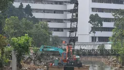 Alat berat seperti eskavator dan crane melakukan proses normalisasi anak Kali Ciliwung, Jakarta, Kamis (4/9/2014) (Liputan6.com/Johan Tallo)