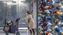 Seorang pelancong tiba di Terminal 3 American Airlines menjelang Liburan Natal di Bandara Internasional O'Hare di Chicago (22/12/2022). Lebih dari 1.500 penerbangan dibatalkan di seluruh AS pada Kamis pagi karena badai musim dingin yang dahsyat membalikkan rencana perjalanan liburan dengan ancaman tiga kali lipat dari salju tebal, angin menderu, dan dingin yang menggigit. (AFP/Kamil Krzaczynski)