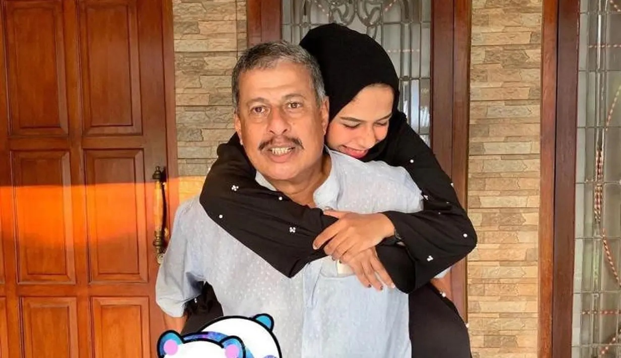 Pak Muh tak segan mengungkapkan kasih sayang pada Dilla si anak bungsu. Tak sedikit netter yang menyebut Dilla sebagai anak kesayangan. [Instagram @dillaljaidi]