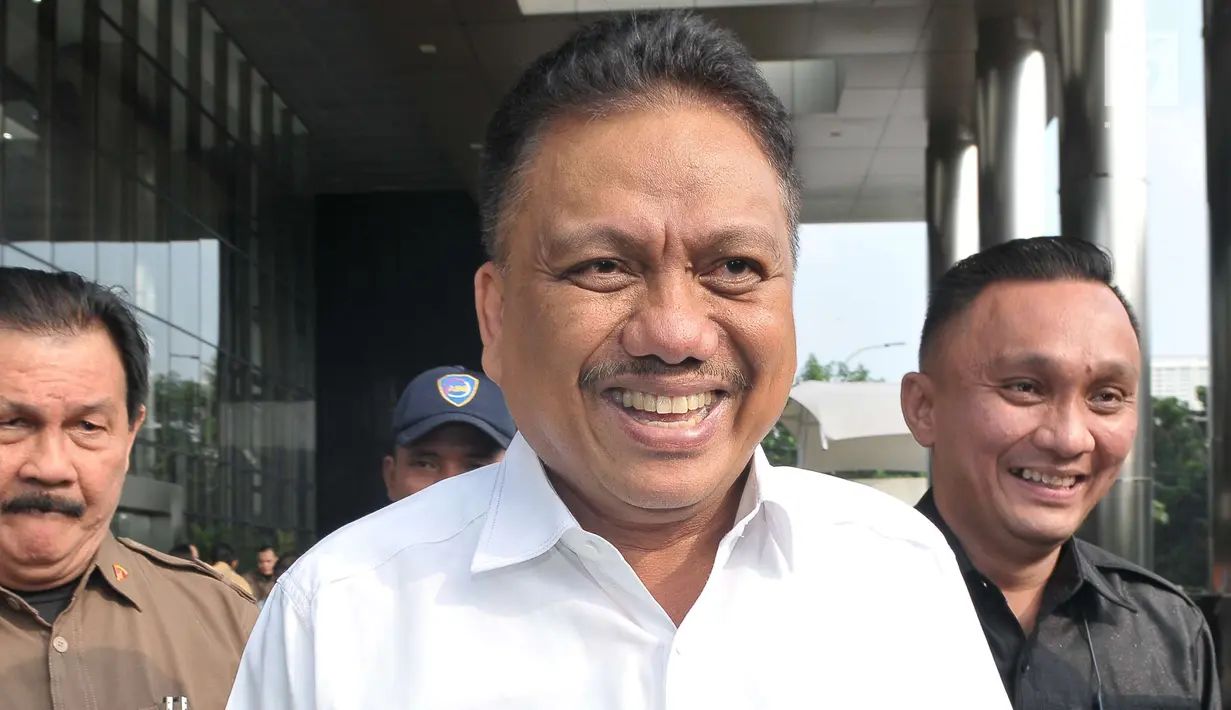 Gubernur Sulawesi Utara Olly Dondokambey keluar dari Gedung KPK usai menjalani pemeriksaan terkait kasus E-KTP, Jakarta, Selasa (4/7). (Liputan6.com/Helmi Afandi)