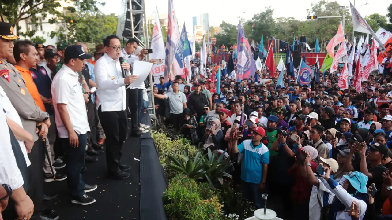 Penjabat (Pj) Gubernur Jatim Adhy Karyono menerima aspirasi ribuan buruh pada aksi May Day di Surabaya. (Dian Kurniawan/Liputan6.com)