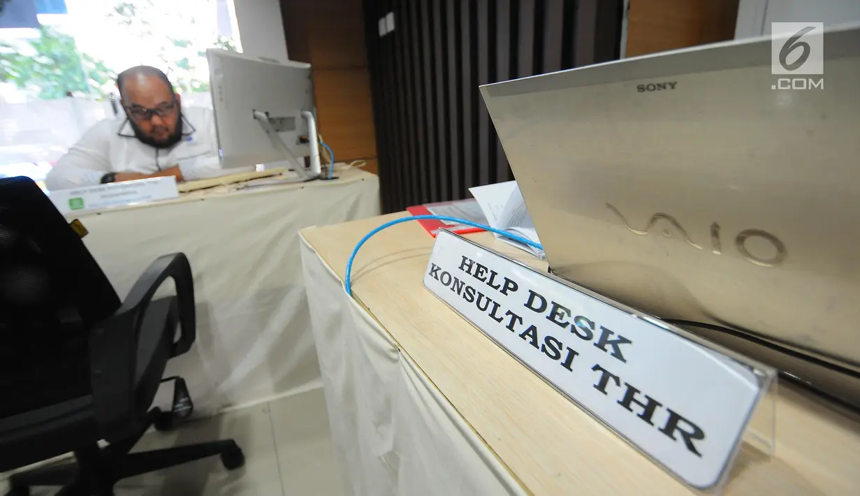 Petugas berjaga di posko pengaduan tunjangan hari raya (THR) di Kementerian Ketenagakerjaan, Jakarta, Senin (20/5/2019). Posko tersebut untuk mempermudah para pekerja menyampaikan keluhannya, terkait penerimaan hak mendapatkan THR dari perusahaan. (Liputan6.com/Angga Yuniar)