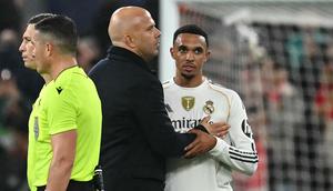 Pemain Real Madrid, Trent Alexander-Arnold (kanan) bercengrama dengan pelatih Liverpool, Arne Slot setelah berakhirnya laga Liga Champions 2025/2026 di Anfield, Liverpool, Inggris, Selasa (04/11/2025) waktu setempat. (AFP/Paul Ellis)