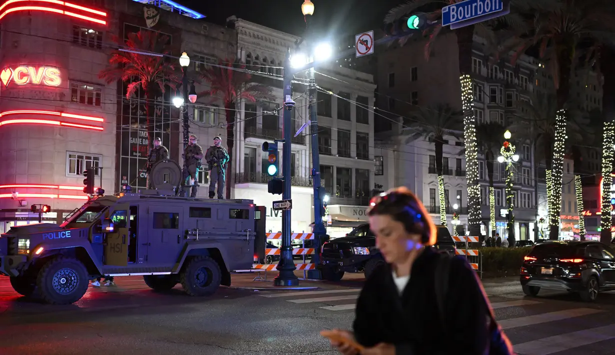 Diketahui sebelumnya, dalam serangan itu, tersangka Shamsud-Din Jabbar (42), menabrakkan truk pikapnya ke arah massa dan melepaskan tembakan di jalan Bourbon yang populer di kota itu. (ANDREW CABALLERO-REYNOLDS/AFP)