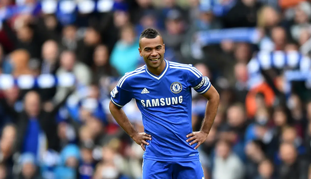 2. Ashley Cole - Pemain asal Inggris ini sering merepotkan Cristiano Ronaldo saat keduanya bermain di Liga Inggris. Meski berlabel striker mematikan nyatanya CR7 sulit melewati penjagaan Cole. (AFP/Ben Stansall)