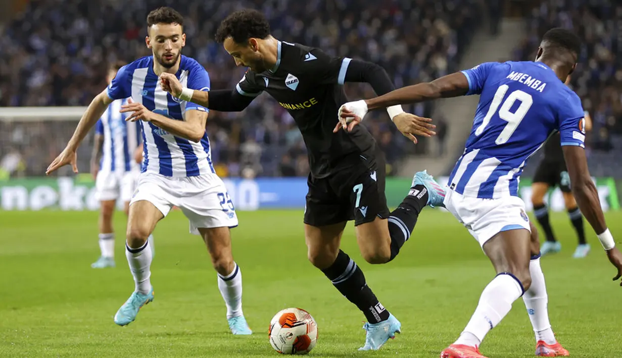 Pemain Lazio Felipe Anderson (tengah) berebut bola dengan pemain Porto Joao Mario (kiri) dan Chancel Mbemba pada pertandingan Liga Europa di Stadion Dragao, Porto, Portugal, 17 Februari 2022. Porto menang 2-1. (AP Photo/Luis Vieira)