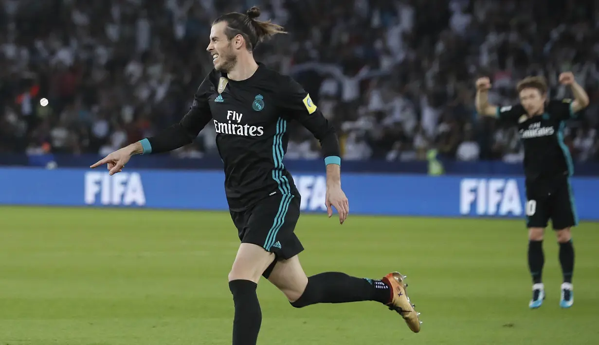 Striker Real Madrid, Gareth Bale, melakukan selebrasi usai mencetak gol ke gawang Al-Jazira pada laga semifinal Piala Dunia Antarklub 2017 di Stadion Zayed Sport City, Rabu (13/12/2017). Real Madrid menang 2-1 atas Al-Jazira. (AP/Hassan Ammar)