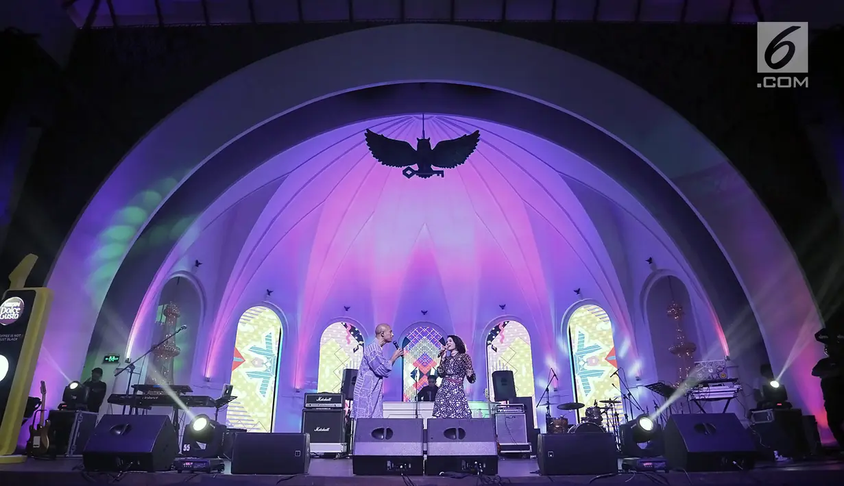 Penampilan Marcell Siahaan (kiri) dan Andien (kanan) saat bekolaborasi dengan DJ Dipha Barus dalam mini konser Music Drip di Jakarta, Kamis (7/2). Genre jazz Andien dipadu pop khas Marcell makin cantik dibalut EDM Dipha Barus. (Fimela.com/Bambang Eros)