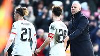 Manajer Liverpool, Arne Slot (kanan), menyemangati anak asuhnya setelah disingkirikan Plymouth pada putaran keempat Piala FA 2024/2025. (HENRY NICHOLLS / AFP)