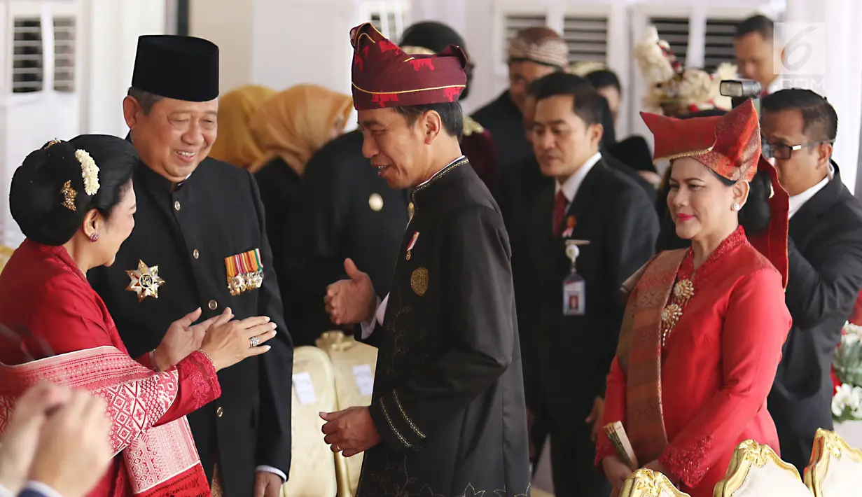 Presiden Joko Widodo (Jokowi) didampingi Ibu Negara, Iriana Joko Widodo menyapa Presiden keenam RI Susilo Bambang Yudhoyono dan Ani Yudhoyono saat menghadiri upacara kemerdekaan di Istana Merdeka, Jakarta, Kamis (17/8). (Liputan6.com/Pool)