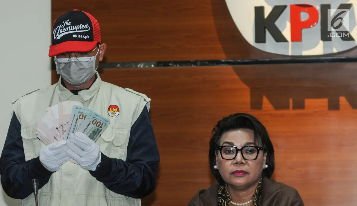 Petugas KPK menunjukkan barang bukti suap OTT Gubernur Kepulauan Riau (Kepri) Nurdin Basirun di gedung KPK, Jakarta, Kamis (11/07/2019). KPK menyita dalam berbagai pecahan mata uang senilai Rp666.812.189,56 terkait izin lokasi rencana reklamasi di Kepri. (merdeka.com/Dwi Narwoko)