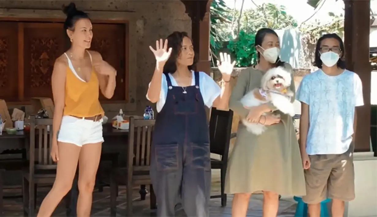 10 Momen Ultah Sophia Latjuba ke-51 (Instagram/sophia_latjuba88)