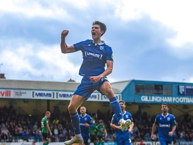 Bek Timnas Indonesia, Elkan Baggott terus menunjukkan performa apik bersama Gillingham FC di League Two. Pemain yang dipinjamkan dari Ipswich Town tersebut berhasil mencetak dua gol beruntun plus menghindarkan Gillingham FC dari kekalahan. (Twitter/@TheGillsFC)