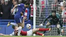 Aksi bek Arsenal, Laurent Koscielny mengadang tembakan pemain Chelsea, Pedro pada lanjutan Premier League di Stamford Bridge, (17/9/2017). Chelsea bermain imbang 0-0 melawan Arsenal. (AP/Tim Ireland)