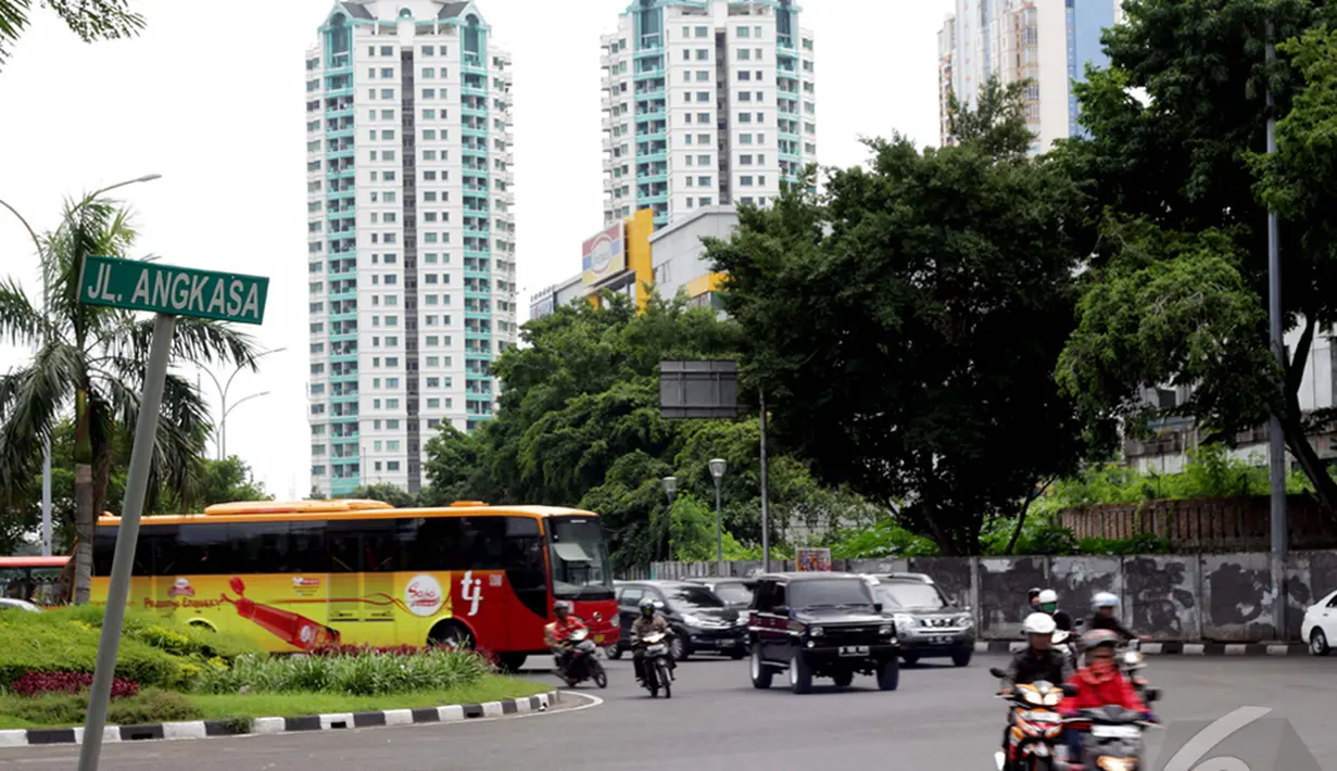 Sejumlah kendaraan melintas di jalan Angkasa, Kemayoran, Jakarta, Selasa (6/1/2015). (Liputan6.com/Faizal Fanani)