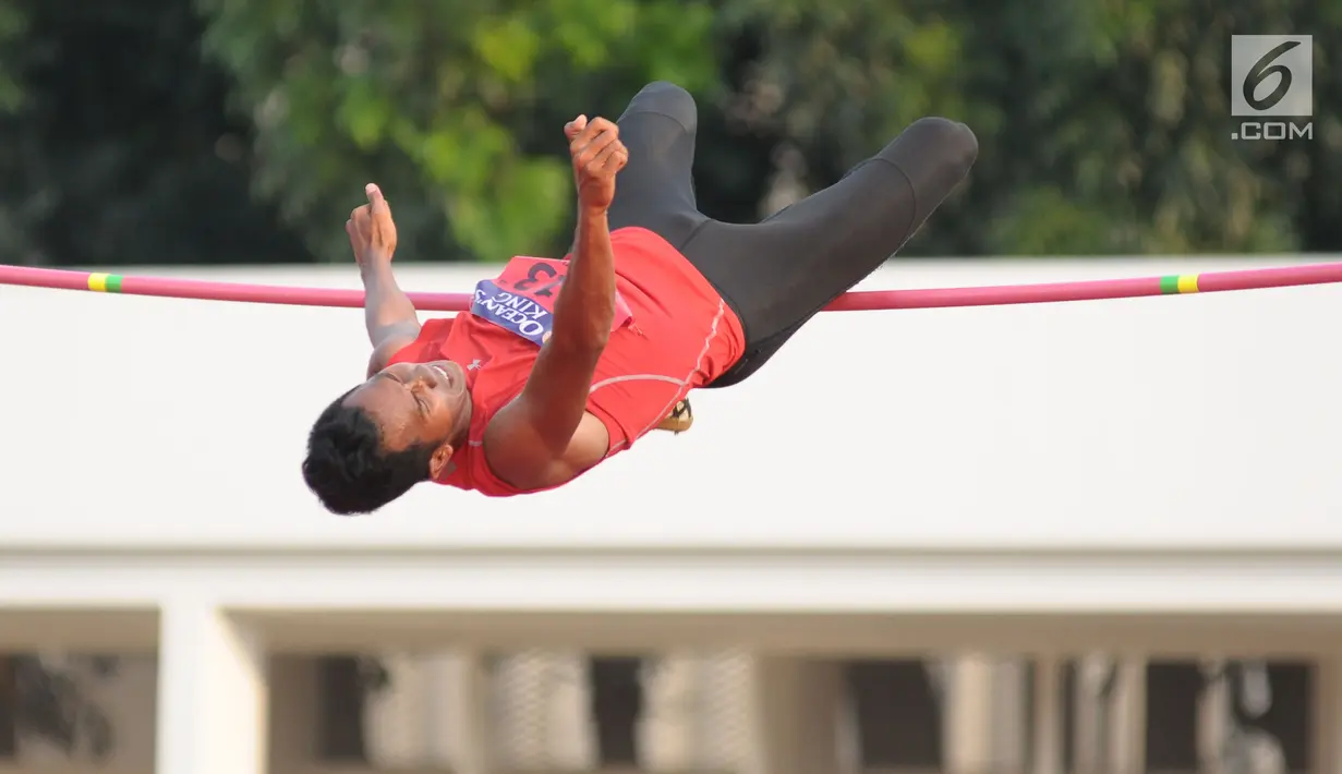 Atlet lompat tinggi putra DKI Jakarta, Rizky Ghusyafa saat melakukan lompatan pemecahan rekor pada Kejurnas Atletik di Stadion Madya Senayan, Jakarta, Selasa (8/5). Rizky gagal melampaui lompatan setinggi 2,16 meter. (Liputan6.com/Helmi Fithriansyah)