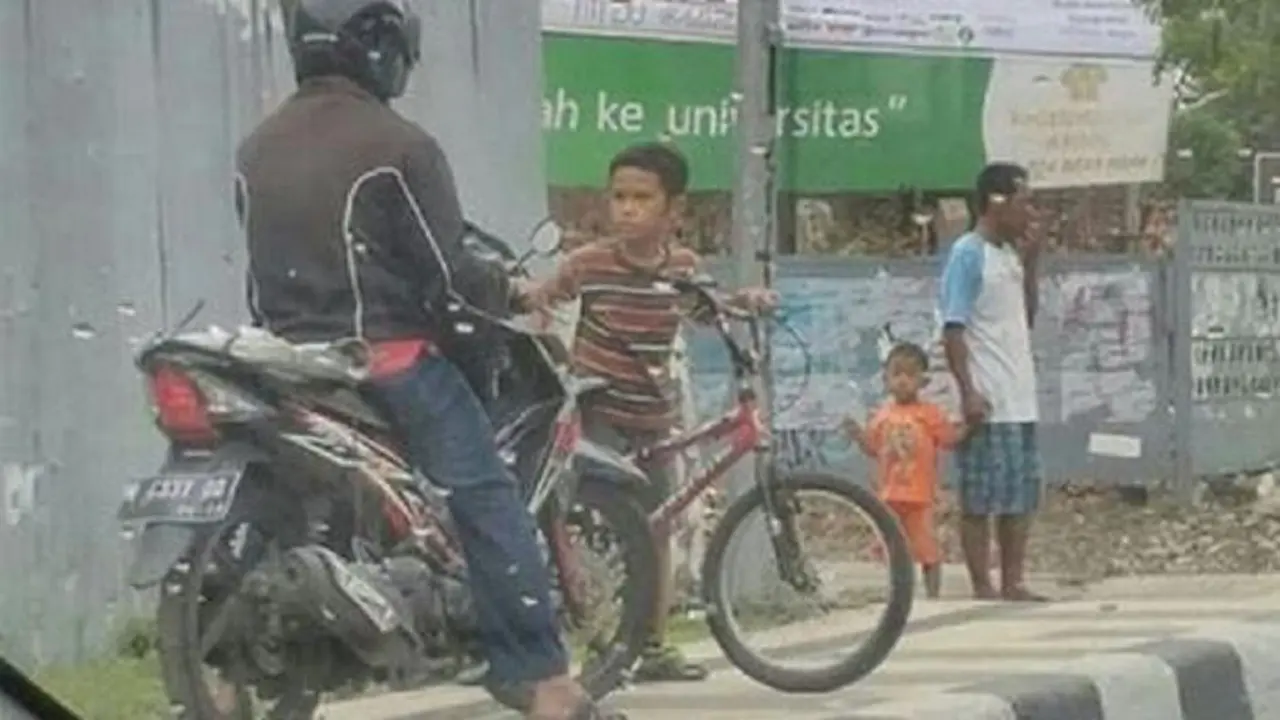 Bocah Penghadang Sepeda Motor