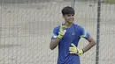 Kiper Timnas Indonesia, Rakasurya Handika, saat latihan di Lapangan ABC Senayan, Jakarta, Kamis (22/2/2018). Latihan ini dilakukan untuk persiapan Piala AFF U-18 2018 dan Piala Asia U-19 2018. (Bola.com/M Iqbal Ichsan)