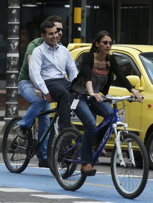 Sejumlah Pengendara sepeda melintas jalur yang telah disediakan selama "No Car Day" di Bogota, Kolombia (4/2/2016). Selama " No Car Day" Jalur ini juga dapat dilalui para pengguna sepatu roda dan skateboard. (REUTERS/John Vizcaino)