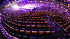 Los Angeles Lakers menghormati mendiang Kobe Bryant dengan memberikan kaus untuk para penggemar sebelum pertandingan NBA melawan Portland Trail Blazers di Staples Center, Jumat, (31/1/2020). Kobe Bryant meninggal akibat kecelakaan helikopter bersama putrinya Gianna. (AP Photo/Ringo H.W. Chiu)