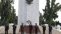 Upacara Peringatan Hari Pahlawan di Taman Makam Pahlawan, Jalan Sisingamangaraja, Kota Medan, Rabu (10/11/2021)