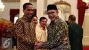 Presiden Joko Widodo bersalaman dengan Menteri Agama Lukman Hakim Saifuddin dalam Silaturahmi Idul Fitri 1437 H di Istana Negara, Jakarta, Senin (11/7). (Liputan6.com/Faizal Fanani)