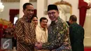 Presiden Joko Widodo bersalaman dengan Menteri Agama Lukman Hakim Saifuddin dalam Silaturahmi Idul Fitri 1437 H di Istana Negara, Jakarta, Senin (11/7). (Liputan6.com/Faizal Fanani)
