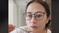 Prilly Latuconsina Dapat Ikan Kerapu Saat Mancing, Langsung Dimasak dan Disantap Sendiri.&nbsp; foto: TikTok @prillylatuconsina15&nbsp;
