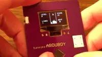 Kartu digital interaktif yang dijuluki Arduboy itu dilengkapi layar OLED dengan sebuah kontrol pad dan dua tombol kapasitif. 