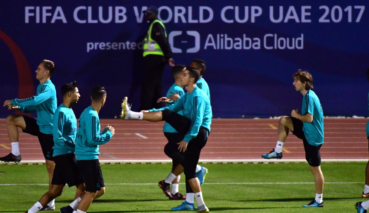 Para pemain Real Madrid melakukan pemanasan saat latihan di Stadion NY University Abu Dhabi, UAE, Senin (11/12/2017). Los Blancos bersiap jelang semifinal FIFA Club World Cup. (AFP/Giuseppe Cacace)