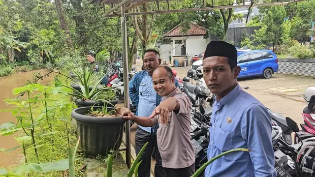 Lurah Bedahan, Sukron Mamun melihat langsung lokasi penampakan buaya di aliran Kali Caringin dekat SMAN 5 Depok.